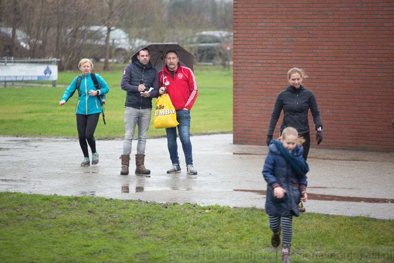 De omroeper onder paraplu